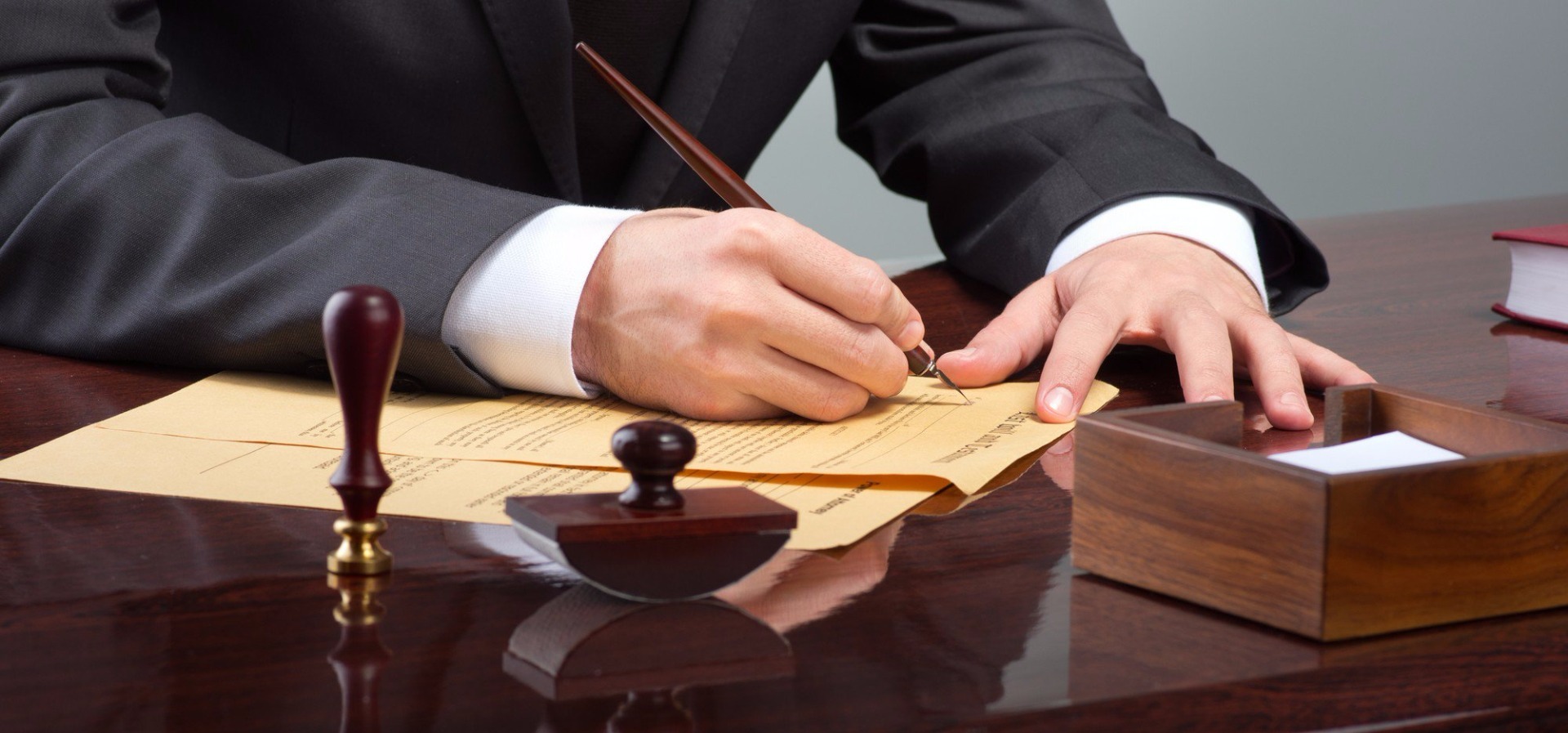 不请律师可以打官司吗 我国法律并没有规定打官司一定要请律师,如果当事人能够自己解决纠纷,不请律师可以打官司。 打官司有以下流程: (一)写诉状; (二)立案; (三)开庭; (四)判决; (五)执行。 根据《民事诉讼法》 第一百二十条 起诉形式 起诉应当向人民法院递交起诉状,并按照被告人数提出副本。 书写起诉状确有困难的,可以口头起诉,由人民法院记入笔录,并告知对方当事人。 第一百二十三条 立案和受理 人民法院应当保障当事人依照法律规定享有的起诉权利。对符合本法第一百一十九条的起诉,必须受理。符合起诉条件的,应当在七日内立案,并通知当事人。 第一百三十六条 开庭通知和公告 人民法院审理民事案件,应当在开庭三日前通知当事人和其他诉讼参与人。公开审理的,应当公告当事人姓名、案由和开庭的时间、地点。 第一百四十八条 宣判 人民法院对公开审理或者不公开审理的案件,一律公开宣告判决。 当庭宣判的,应当在十日内发送判决书;定期宣判的,宣判后立即发给判决书。 打官司不请律师 二、 打官司要多少钱 打官司收费需要根据案件的性质决定,具体收费如下: 根据《诉讼费用交纳办法》 第六条 当事人应当向人民法院交纳的诉讼费用包括: (一)案件受理费; (二)申请费; (三)证人、鉴定人、翻译人员、理算人员在人民法院指定日期出庭发生的交通费、住宿费、生活费和误工补贴。 第十三条 案件受理费分别按照下列标准交纳 (一)财产案件根据诉讼请求的金额或者价额,按照下列比例分段累计交纳: 1.不超过1万元的,每件交纳50元; 2.超过1万元至10万元的部分,按照2.5%交纳。 (二)非财产案件按照下列标准交纳:离婚案件每件交纳50元至300元。 第十四条 申请费分别按照下列标准交纳:依法向人民法院申请执行人民法院发生法律效力的判决、裁定、调解书,仲裁机构依法作出的裁决和调解书,公证机关依法赋予强制执行效力的债权文书,申请承认和执行外国法院判决、裁定以及国外仲裁机构裁决的,按照下列标准交纳: 没有执行金额或者价额的,每件交纳50元至500元。 三、 不请律师如何打官司 如果你觉得自己的法律知识能力足以应付具体的诉讼,你可以不请律师,打官司具体流程如下: (一)写诉状民事起诉状是启动法律程序的一个重要法律文书。恰当的诉讼请求,以及事实与理由的陈述和法律依据,都是决定官司胜败的重要因素。所以,写诉状要有好的构思和设计,否则,不仅会影响诉讼结果,有时还会造成费用的损失。 (二)立案首先要选择一个有管辖权的法院,然后递交诉状和证据及其他相关材料。拿到法院受理通知书后,等待法院传票通知开庭。 (三)开庭开庭程序主要包括法庭调查和法庭辩论。法庭调查阶段的举证、质证是专业性很强的诉讼行为。辩论阶段是充分阐述支持自己主张的事实理由和法律依据的时候。其目的是说服法官和对方当事人认可自己的观点。辩论结束后等待法院判决。 (四)判决开完庭后作出判决是法院的工作。当事人在拿到判决书后,如不服判决要及时上诉启动二审程序。否则,一审判决生效,双方争议的问题要按照判决履行。 (五)执行判决生效后,如当事人不在判决确定的期限内主动履行义务,另一方当事人应及时申请法院执行。拒不履行判决法院可以采取拘留、罚款措施,严重的可以追究刑事责任。 以上就是找法网小编为您介绍的关于找法网的有关知识,相信通过上文的介绍,对于“打官司不请律师可以打官司吗”有关的知识有了更多的了解。如果你还有其他的法律问题,请及时咨询律师处理,找法网提供专业律师,欢迎您进行法律咨询。